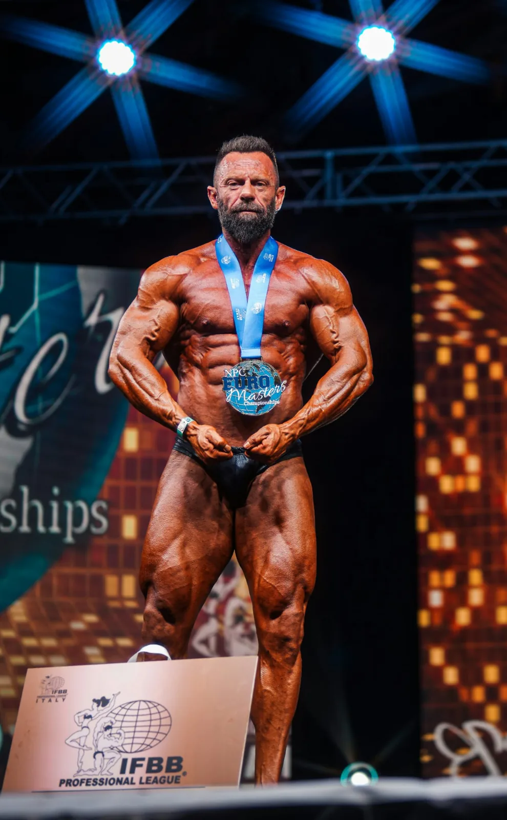 Tony Rodríguez compitiendo en el NPC Euro Master Championships